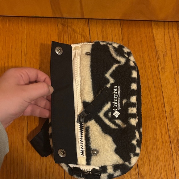 Columbia Monochrome Fleece Helvetia Belt Bag Hip Pack NWT - Picture 2 of 9